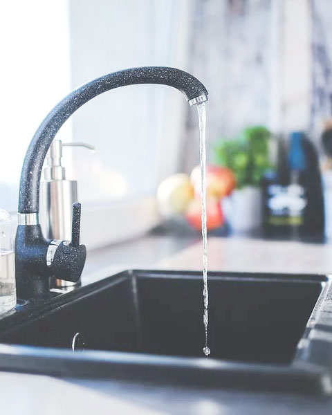 Grifos de cocina de acero inoxidable.